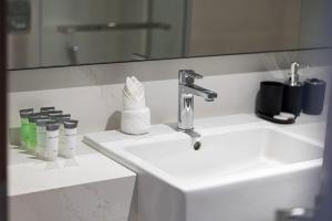 New Luxury Canalfront 2 Bedroom Apartment with Burj Views