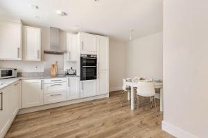 Spacious 4-BR House in Oxfordshire with Free Parking and Wi-Fi