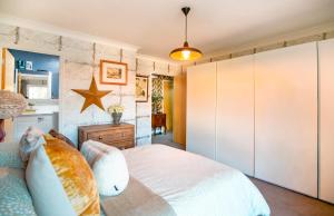 Perfect Booking Central, Stylish and Comfortable