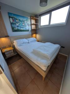 226, Two bed newly refurbished detached chalet on Sund0wner Holiday Park - Sleeps 4, pet friendly - bed linen, towels plus electricityincluded