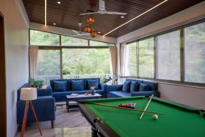 StayVista at Mount Willow with Mountain views, AC, Lawn