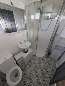 88, Two bed Chalet on Belle Aire Holiday Park - sleeps 5, pet friendly, bed linen and towels included plus onsite entertainment available