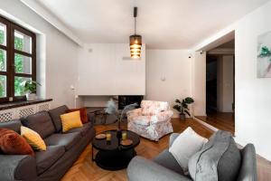 Golden Villas - Forest Retreat with Jacuzzi and Garden View