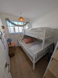 288 Belle Aire, Hemsby - Beautifully presented two bed chalet with veranda, sleeps 5, pet friendly, free Wi-Fi, bed linen and towels included and onsite entertainment available