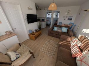 288 Belle Aire, Hemsby - Beautifully presented two bed chalet with veranda, sleeps 5, pet friendly, free Wi-Fi, bed linen and towels included and onsite entertainment available