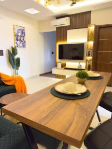Luxury Stay with Mussoorie Views & Cozy Vibes