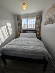 246, Belle Aire, Hemsby - Two bed recently renovated chalet, sleeps 5, free Wi-Fi, pet friendly, bed linen and towels included with onsite entertainment