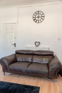 Nelson terrace -4 bedrooms-7 beds- sleeps 8, parking-WiFi-shops-food-M65-hospitals-contractors