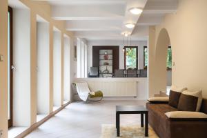 Golden Villas - Cozy Family Villa with Garden & Sauna, Konstancin