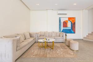 Golden 4BR Pool Villa by Travelholic