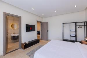 Golden 4BR Pool Villa by Travelholic