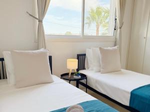 5-Min Walk to Beach - Bright 2-BR Home with Private Garden & Sunset Views