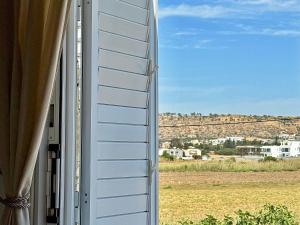 5-Min Walk to Beach - Bright 2-BR Home with Private Garden & Sunset Views