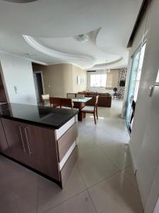 Excelente AP no Coração da Meia Praia