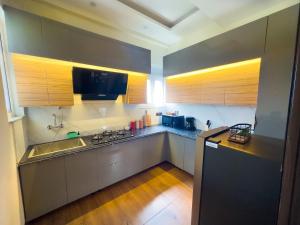 Luxury Stay with Mussoorie Views & Cozy Vibes