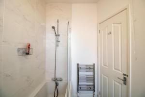 NEW - Kingley Court By Greenstay Serviced Accommodation - A Newly Refurbished 2 Bed Flat In Gateshead - Ideal For Contractors - Business Travellers & Relocations - 10 Mins From Newcastle City Centre - Free Parking - Fast Wi-Fi