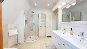 Golden Villas - Elegant Family Villa with Garden near Krakow