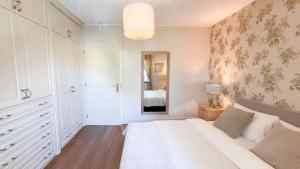 Golden Villas - Elegant Family Villa with Garden near Krakow