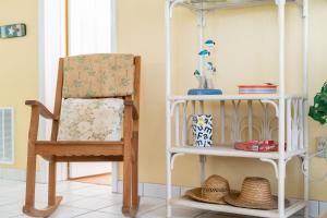 Bright Beach Condo - Ocean Views - Pool