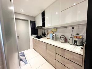Family Suite -3R2B, Upto8pax, 2 Car Park, Netflix, Nearby The Mines, UPM