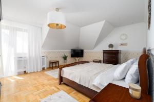 Golden Villas - Elegant Family Villa with Garden near Warsaw