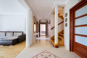 Golden Villas - Elegant Family Villa with Garden near Warsaw