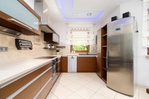 Golden Villas - Elegant Family Villa with Garden near Warsaw