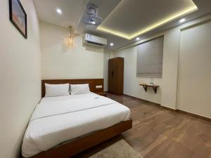 The Marina Deluxe Kozhikode - Premium Spacious AC Rooms