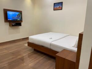 The Marina Deluxe Kozhikode - Premium Spacious AC Rooms