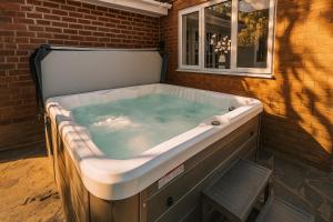 Luxury 5-bed Bungalow, Hot Tub, Games & Gated Parking