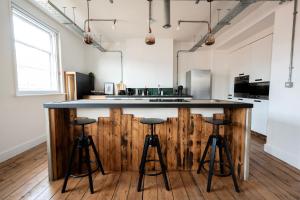 The Loft - Luxe City Centre Penthouse Apartment