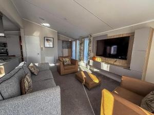 Stunning Lodge With Decking Nearby Hunstanton Beach, Sleeps 6 Ref 23215K