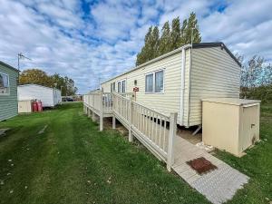 Lovely Caravan With Decking At Manor Park In Hunstanton Ref 23091T