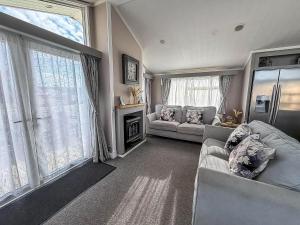 Stunning Lodge With Decking At Manor Park Near Hunstanton Beach Ref 23066W