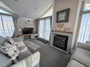 Stunning Lodge With Decking At Manor Park Near Hunstanton Beach Ref 23066W