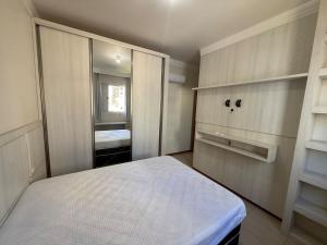 Apto Quadra Mar - Meia Praia - 3 quartos