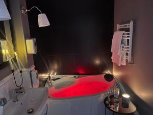 EUROPA22 Apartament z JACUZZI w samym sercu miasta - balkon z widokiem na park i fontanny - Szybkie i Łatwe Zameldowanie NETFLIX