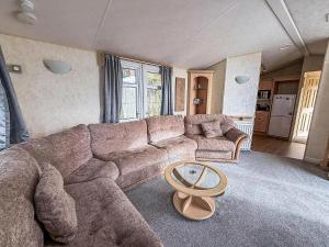 Lovely Caravan At Manor Park, Nearby Hunstanton Beach In Norfolk Ref 23029T