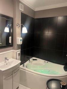 EUROPA22 Apartament z JACUZZI w samym sercu miasta - balkon z widokiem na park i fontanny - Szybkie i Łatwe Zameldowanie NETFLIX