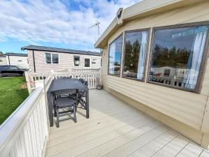 Caravan With Decking Within Walking Distance To Hunstanton Beach Ref 23054S