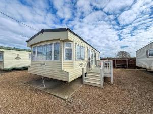 Superb Dog Friendly Caravan With Decking In Hunstanton In Norfolk Ref 13010L