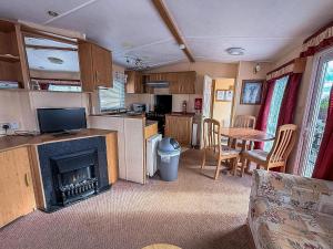 Superb Dog Friendly Caravan With Decking In Hunstanton In Norfolk Ref 13010L