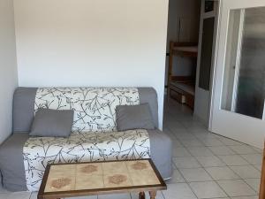 Studio Cabine à Hyères : piscine, proche port, plages et aéroport, parking inclus - FR-1-335-171