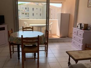 Studio Cabine à Hyères : piscine, proche port, plages et aéroport, parking inclus - FR-1-335-171