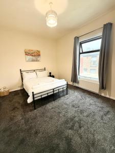 Modern 2BR Terraced Apt in Radcliffe