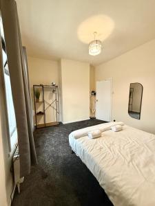 Modern 2BR Terraced Apt in Radcliffe