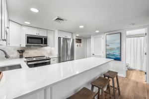 Holiday Surf and Racquet Unit 105