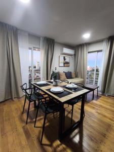 Spectacular apartment steps away from Arístides