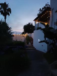 La Quercia-Monolocale nel verde con vista sul mare di Forio