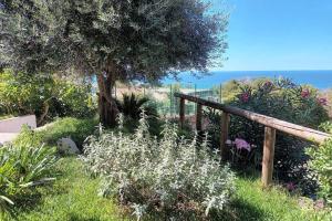 La Quercia-Monolocale nel verde con vista sul mare di Forio